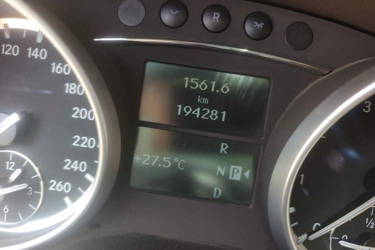 Used Mercedes-Benz R-Class 2014 R 320 4MATIC Luxury Model Odometer Close Up