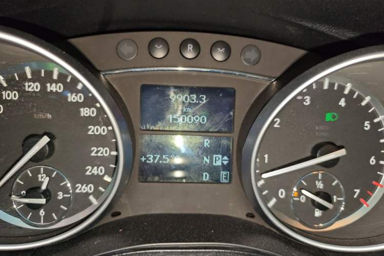 Used Mercedes-Benz R-Class 2014 R 320 4MATIC Business Model Odometer Close Up
