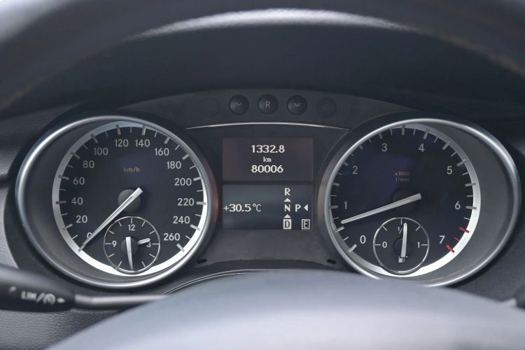Used Mercedes-Benz R-Class 2014 R 320 4MATIC Business Model Odometer Close Up