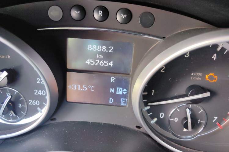 Used Mercedes-Benz R-Class 2014 R 320 4MATIC Luxury Model Odometer Close Up