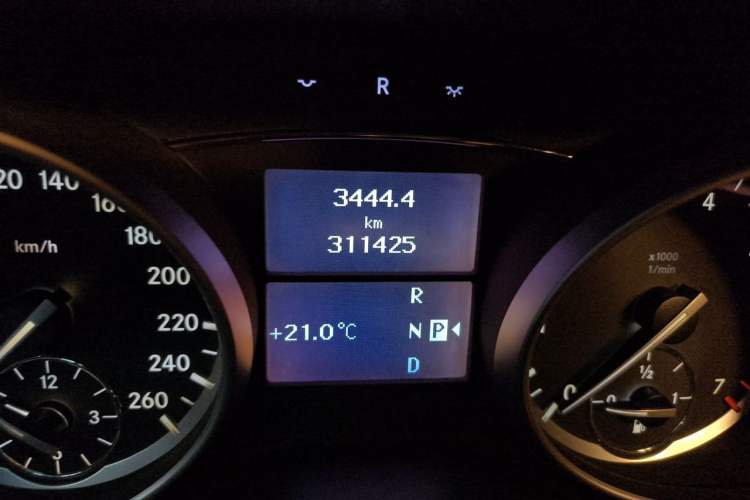 Used Mercedes-Benz R-Class 2014 R 320 4MATIC Business Model Odometer Close Up