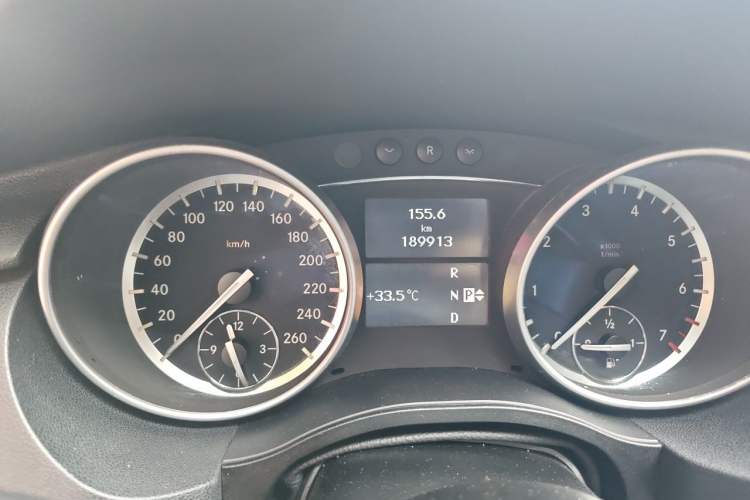 Used Mercedes-Benz R-Class 2014 R 320 4MATIC Business Model Odometer Close Up