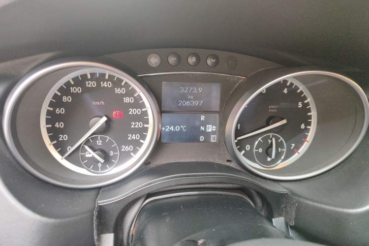 Used Mercedes-Benz R-Class 2014 R 320 4MATIC Business Model Odometer Close Up