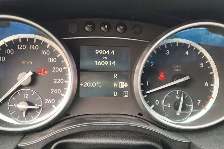 Used Mercedes-Benz R-Class 2014 R 320 4MATIC Business Model Odometer Close Up