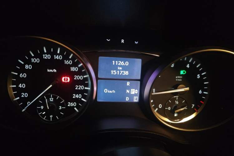 Used Mercedes-Benz R-Class 2014 R 320 4MATIC Business Model Odometer Close Up
