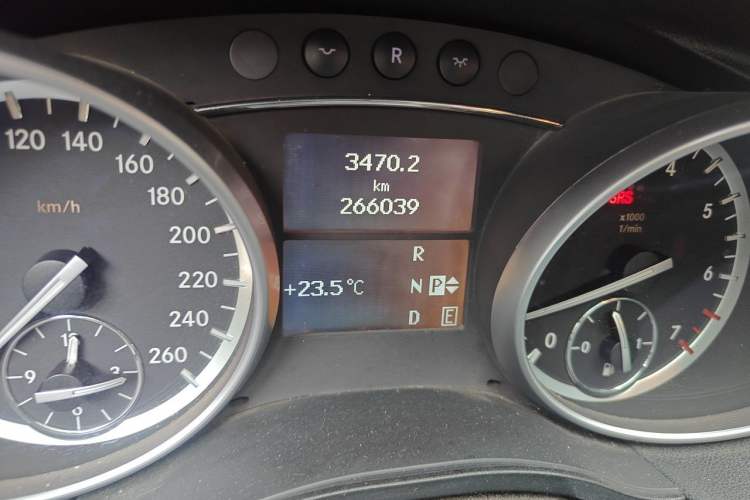 Used Mercedes-Benz R-Class 2014 R 320 4MATIC Business Model Odometer Close Up