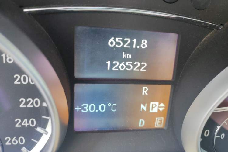 Used Mercedes-Benz R-Class 2014 R 320 4MATIC Luxury Model Odometer Close Up