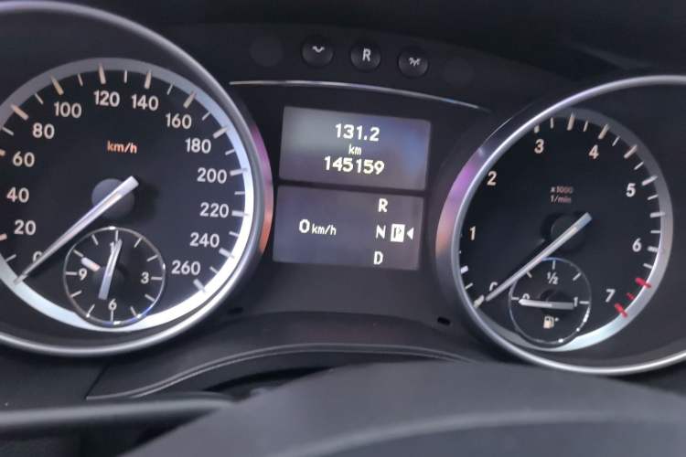 Used Mercedes-Benz R-Class 2014 R 320 4MATIC Business Model Odometer Close Up