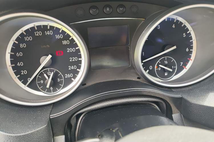Used Mercedes-Benz R-Class 2014 R 320 4MATIC Business Model Odometer Close Up