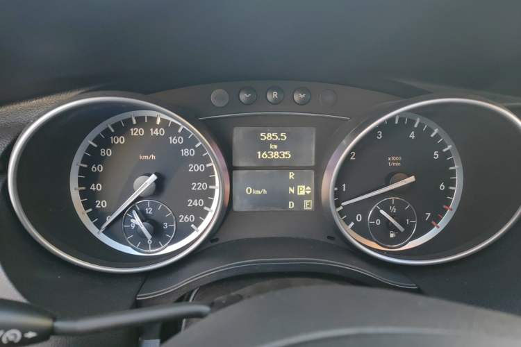 Used Mercedes-Benz R-Class 2014 R 400 4MATIC Business Model Odometer Close Up