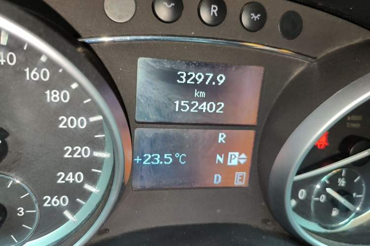 Used Mercedes-Benz R-Class 2014 R 320 4MATIC Business Model Odometer Close Up