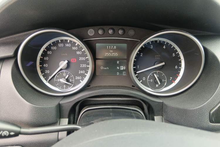 Used Mercedes-Benz R-Class 2014 R 400 4MATIC Business Model Odometer Close Up