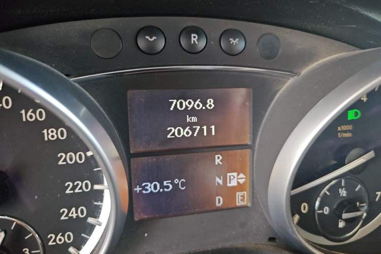 Used Mercedes-Benz R-Class 2014 R 320 4MATIC Business Model Odometer Close Up