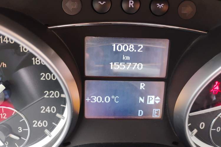 Used Mercedes-Benz R-Class 2014 R 320 4MATIC Business Model Odometer Close Up