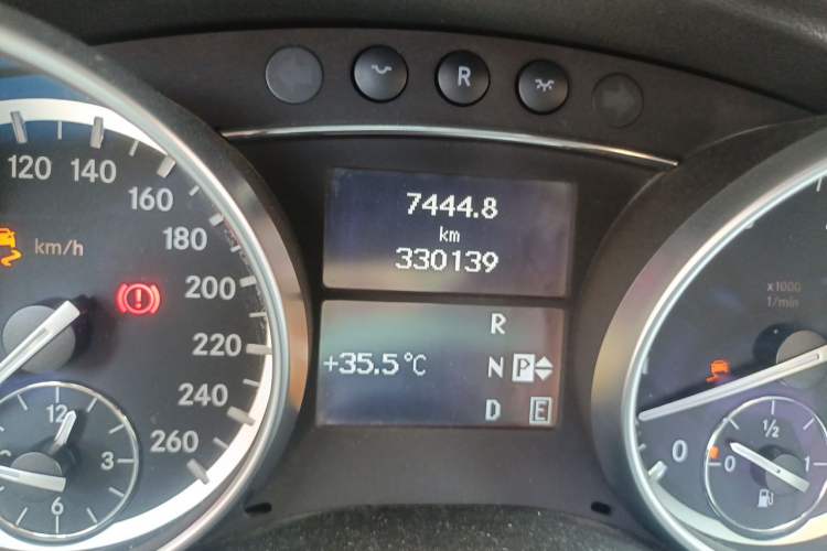 Used Mercedes-Benz R-Class 2014 R 400 4MATIC Business Model Odometer Close Up