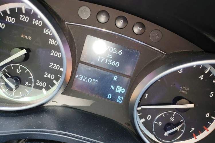 Used Mercedes-Benz R-Class 2014 R 320 4MATIC Business Model Odometer Close Up
