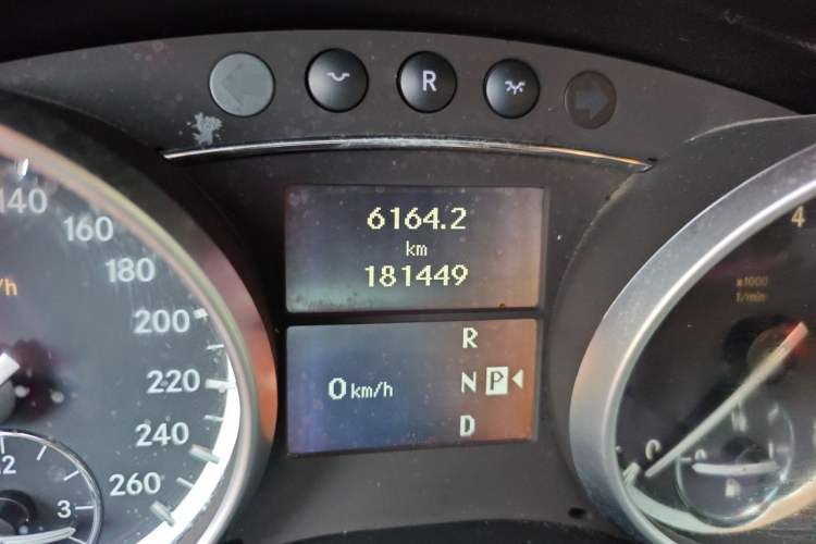 Used Mercedes-Benz R-Class 2014 R 320 4MATIC Business Model Odometer Close Up