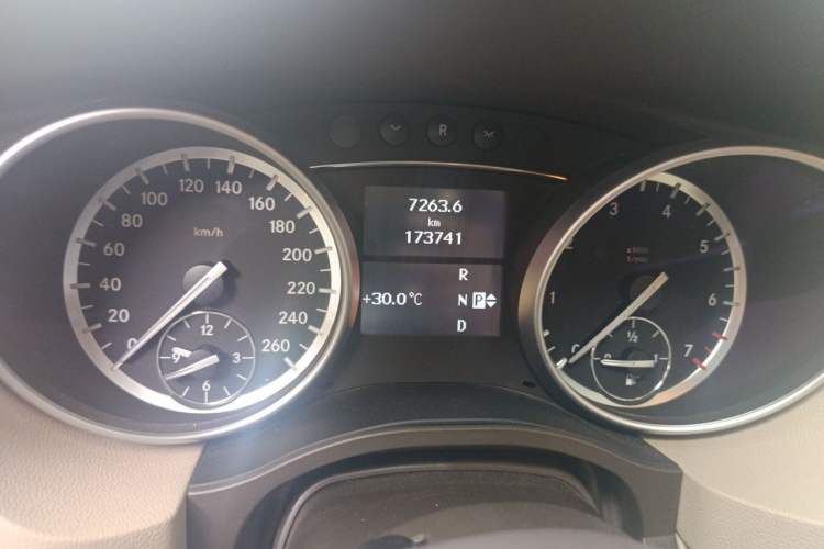 Used Mercedes-Benz R-Class 2014 R 320 4MATIC Luxury Model Odometer Close Up
