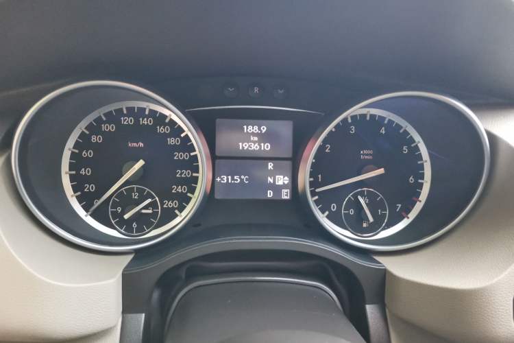 Used Mercedes-Benz R-Class 2014 R 320 4MATIC Luxury Model Odometer Close Up