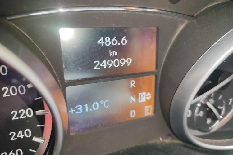 Used Mercedes-Benz R-Class 2014 R 320 4MATIC Business Model Odometer Close Up