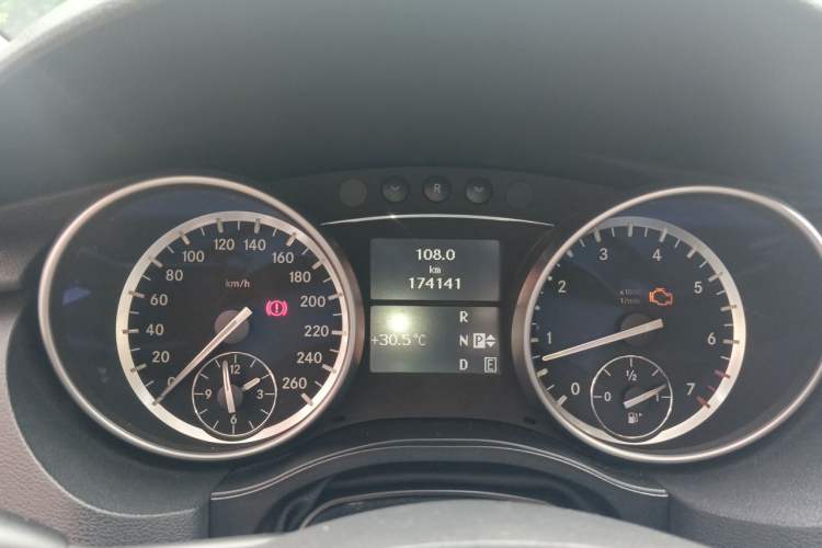 Used Mercedes-Benz R-Class 2014 R 320 4MATIC Business Model Odometer Close Up
