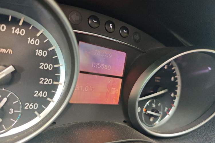 Used Mercedes-Benz R-Class 2014 R 320 4MATIC Business Model Odometer Close Up