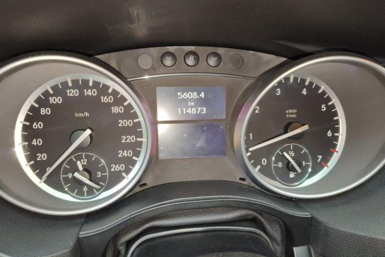 Used Mercedes-Benz R-Class 2014 R 320 4MATIC Business Model Odometer Close Up