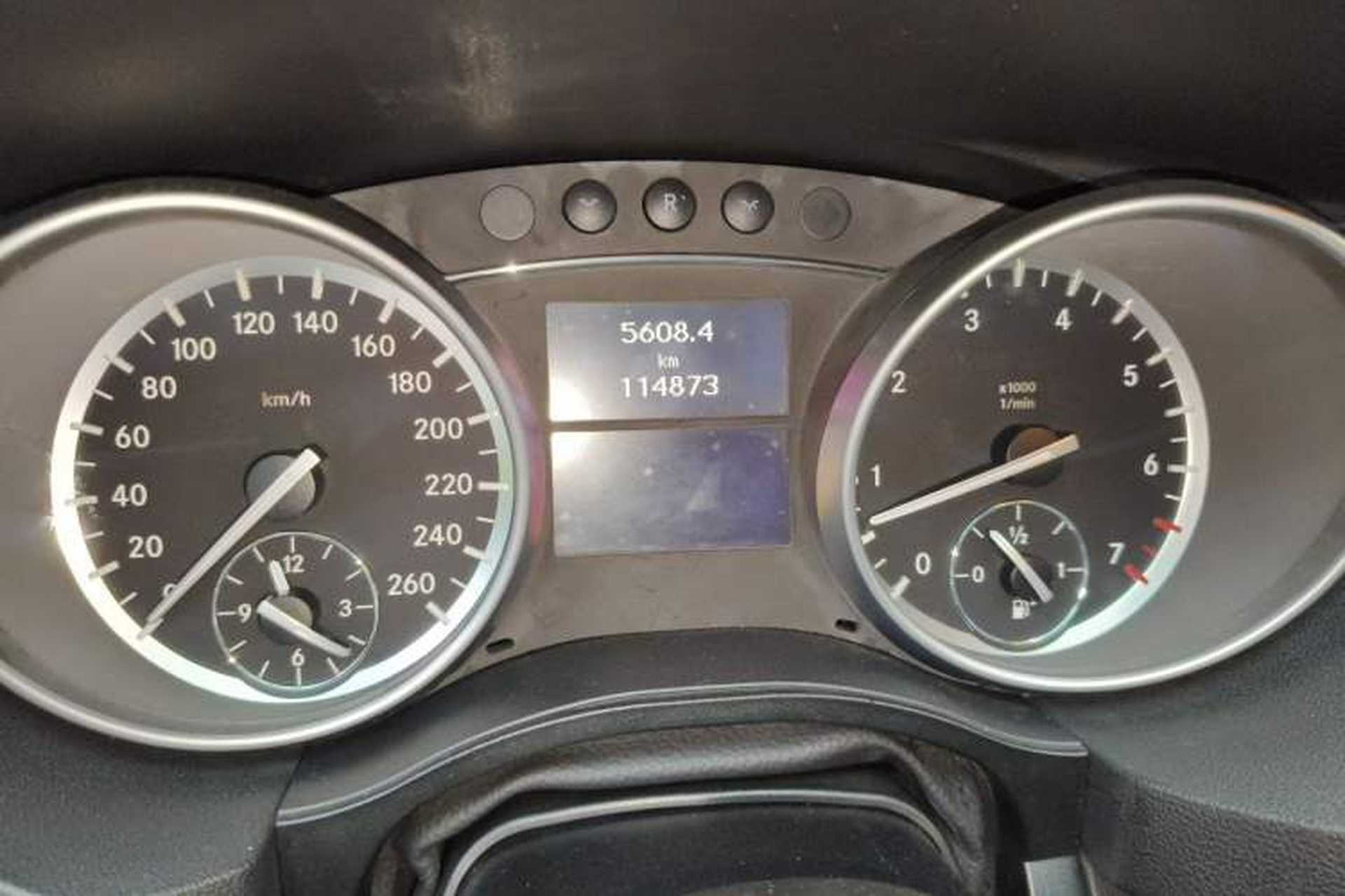 Used Mercedes-Benz R-Class 2014 R 320 4MATIC Business Model Odometer Close Up