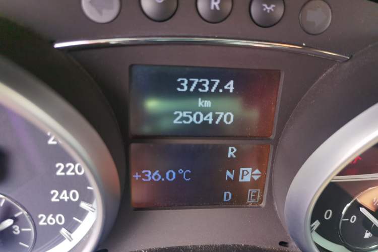 Used Mercedes-Benz R-Class 2014 R 320 4MATIC Luxury Model Odometer Close Up