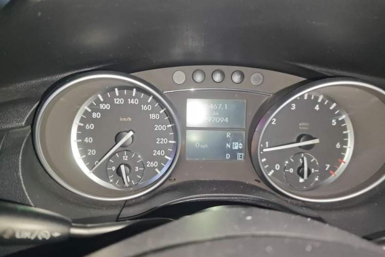 Used Mercedes-Benz R-Class 2014 R 400 4MATIC Business Model Odometer Close Up