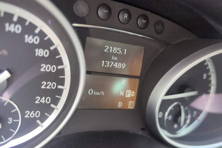 Used Mercedes-Benz R-Class 2014 R 320 4MATIC Business Model Odometer Close Up