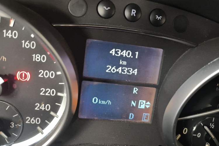 Used Mercedes-Benz R-Class 2014 R 320 4MATIC Business Model Odometer Close Up