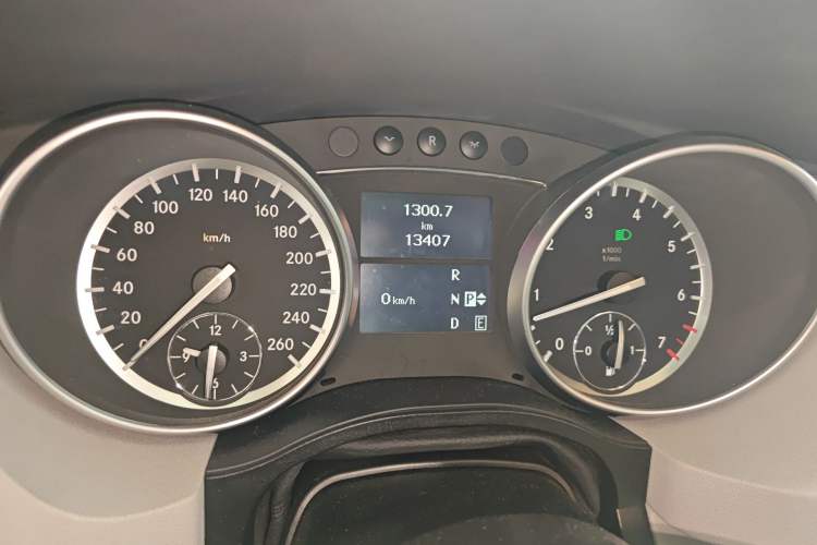 Used Mercedes-Benz R-Class 2014 R 320 4MATIC Business Model Odometer Close Up