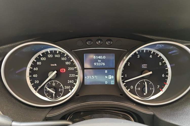 Used Mercedes-Benz R-Class 2014 R 320 4MATIC Business Model Odometer Close Up