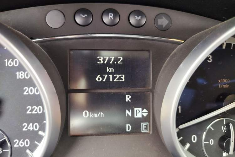 Used Mercedes-Benz R-Class 2014 R 320 4MATIC Business Model Odometer Close Up
