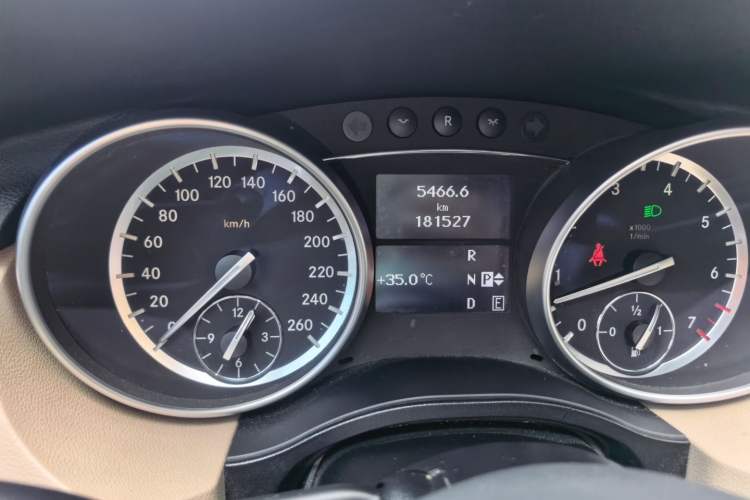 Used Mercedes-Benz R-Class 2014 R 400 4MATIC Luxury Model Odometer Close Up