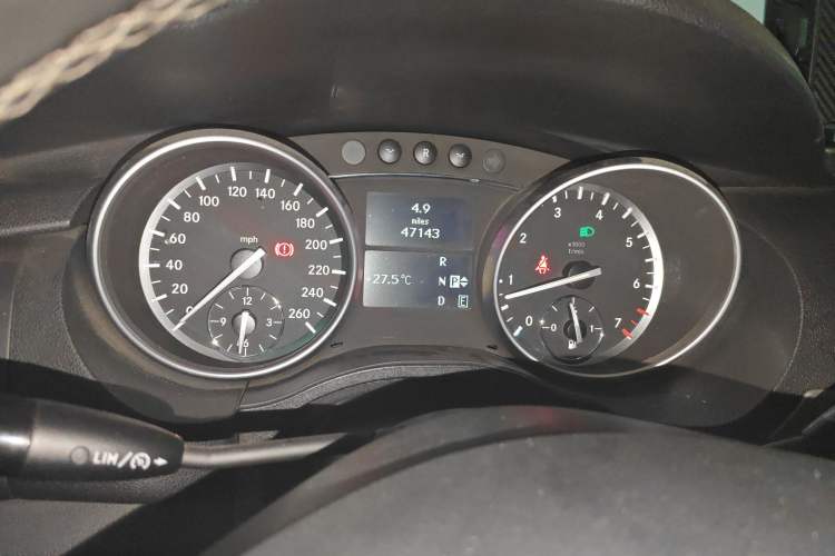 Used Mercedes-Benz R-Class 2014 R 320 4MATIC Business Model Odometer Close Up