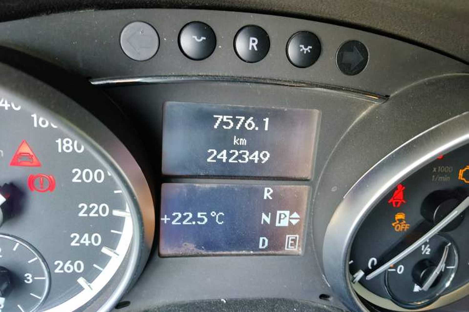 Used Mercedes-Benz R-Class 2014 R 400 4MATIC Business Model Odometer Close Up