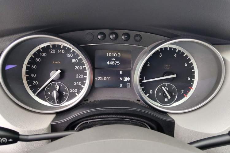 Used Mercedes-Benz R-Class 2014 R 320 4MATIC Business Model Odometer Close Up