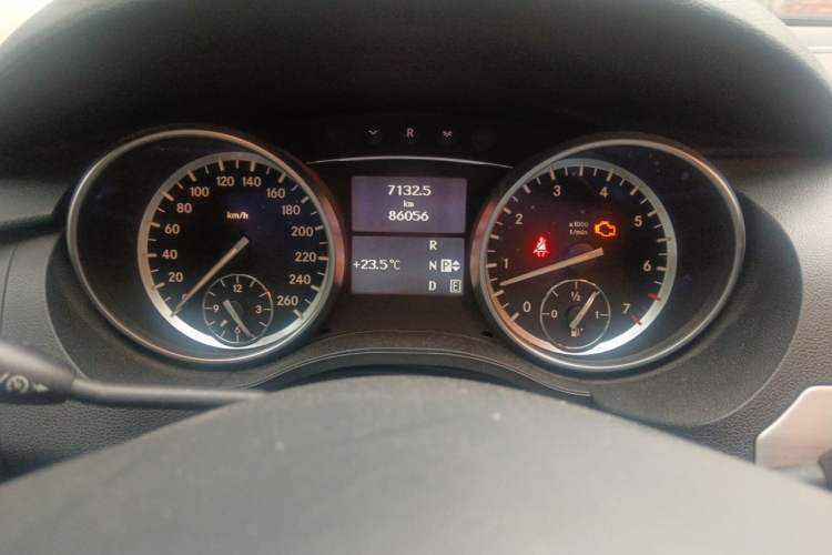 Used Mercedes-Benz R-Class 2014 R 320 4MATIC Business Model Odometer Close Up