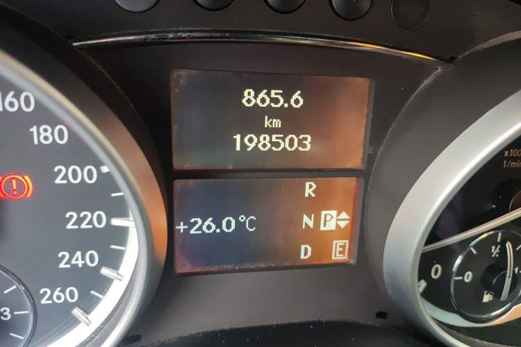 Used Mercedes-Benz R-Class 2014 R 320 4MATIC Business Model Odometer Close Up