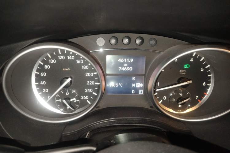 Used Mercedes-Benz R-Class 2014 R 320 4MATIC Business Model Odometer Close Up