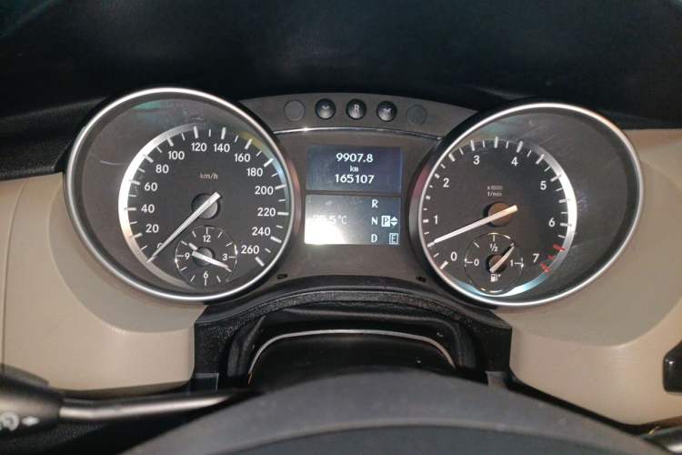 Used Mercedes-Benz R-Class 2014 R 400 4MATIC Business Model Odometer Close Up