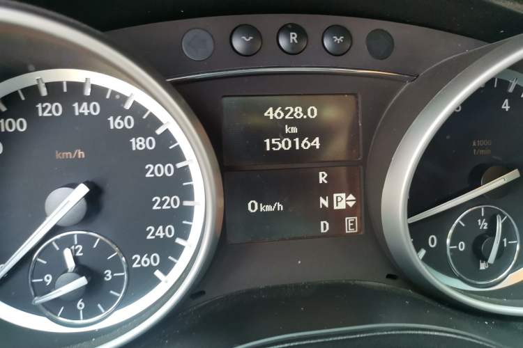 Used Mercedes-Benz R-Class 2014 R 400 4MATIC Business Model Odometer Close Up