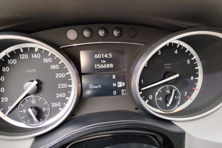 Used Mercedes-Benz R-Class 2014 R 320 4MATIC Luxury Model Odometer Close Up