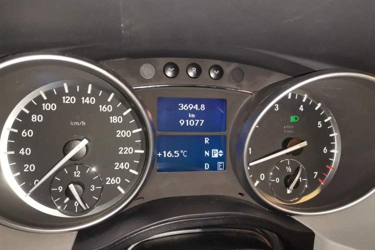 Used Mercedes-Benz R-Class 2014 R 320 4MATIC Business Model Odometer Close Up