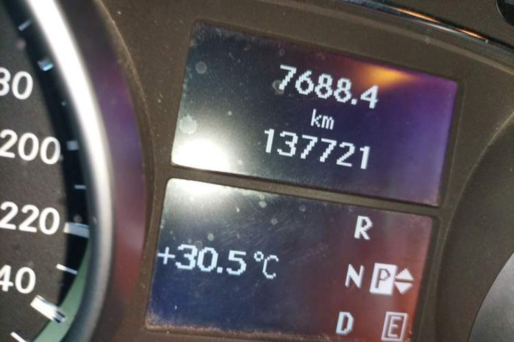 Used Mercedes-Benz R-Class 2014 R 320 4MATIC Luxury Model Odometer Close Up