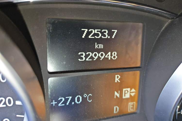 Used Mercedes-Benz R-Class 2014 R 400 4MATIC Business Model Odometer Close Up