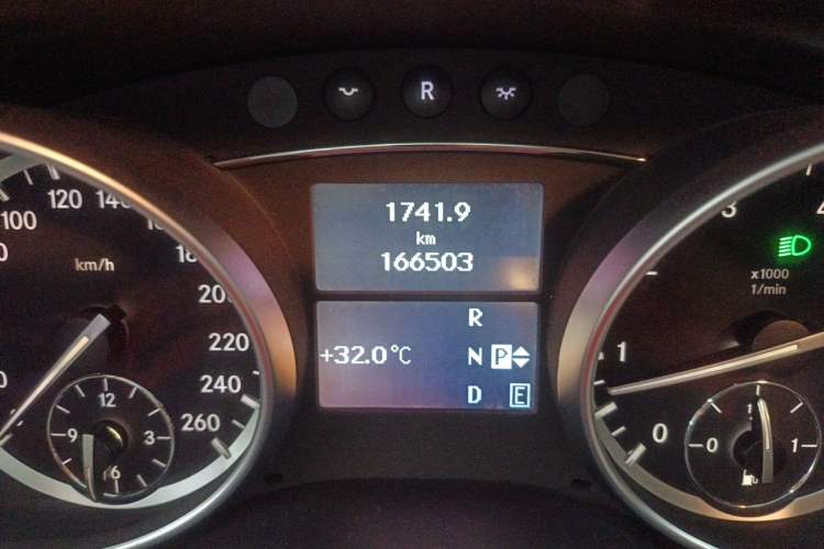 Used Mercedes-Benz R-Class 2014 R 320 4MATIC Luxury Model Odometer Close Up