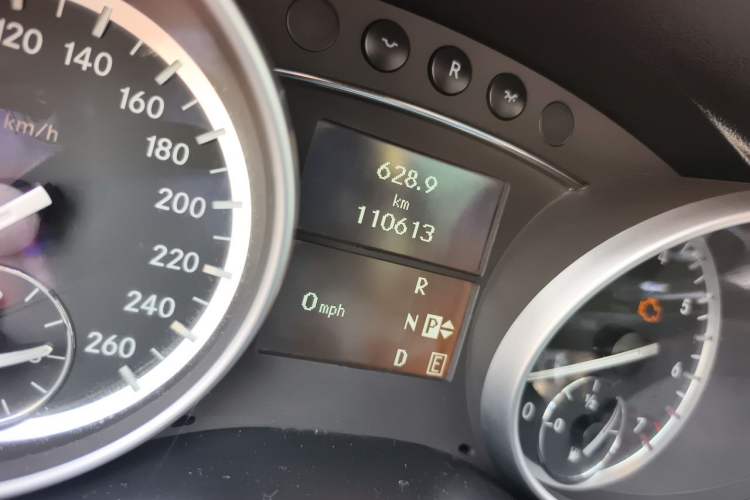 Used Mercedes-Benz R-Class 2014 R 320 4MATIC Luxury Model Odometer Close Up
